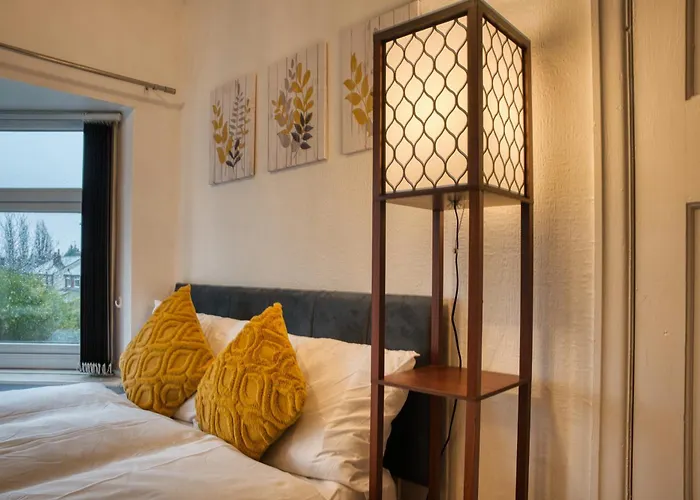 3 Bedrooms Sleeps 7 Free Parking * Manchester