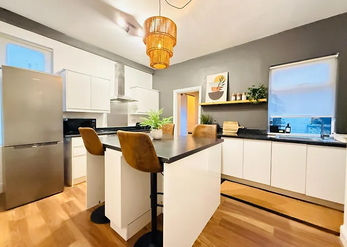 펜션 3br House Near Old Trafford With Games Sleeps 8