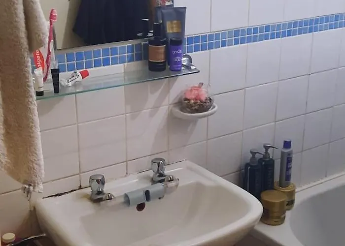 Manchester Room בית הארחה *