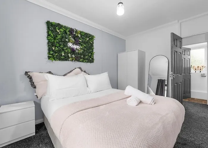 The Vibe & Play Hangout