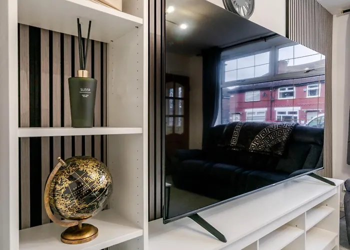 Spacious 4 Bed Ideal For Business & Long Term Stays, Free Parking