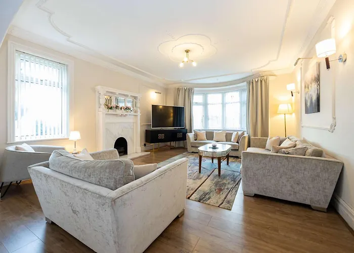 Dom wakacyjny Detached House In Prestwich Sleeps 10 With Parking *