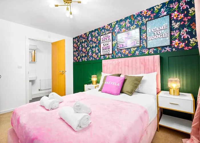 Vakantiehuis Stylish 4 Bed House With Garden - 4 Doubles Beds & 1 Single Bed - Sleeps 9 - Salford - Free Parking - Smart Tvs In Every Bedroom - Free Netflix - 6 Min To Centre, Close To Trafford Centre, Etihad Stadium, Arena, Clubs & Mor *