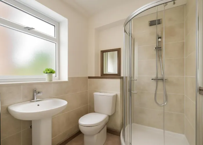 Дом отдыха Newly Built 4-bed Semi-detached 2 Baths, Near *