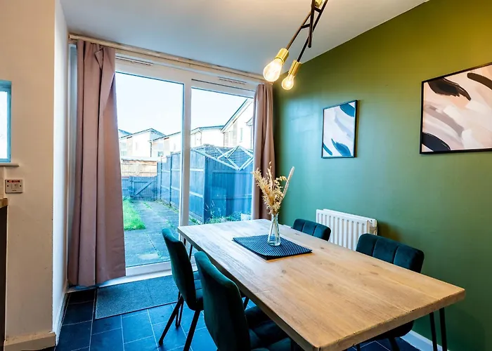 Family 3 Bedroom House By Guestz Manchester