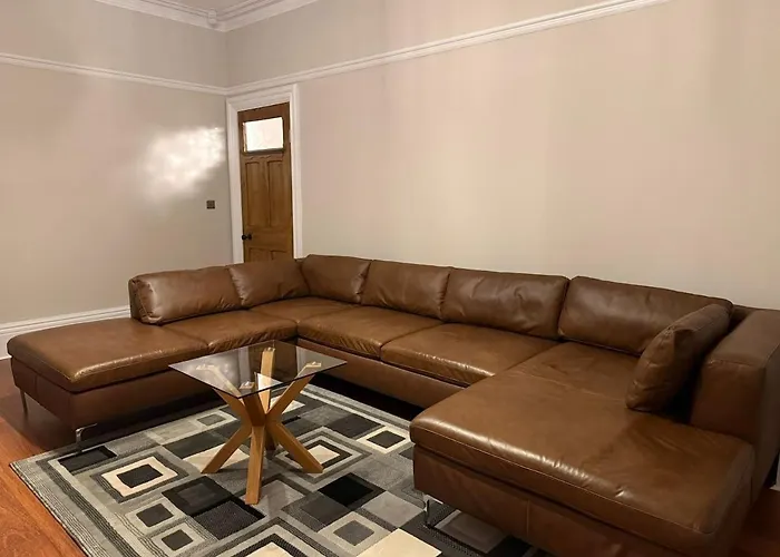 Large Luxury 4 Bedroom With Parking *