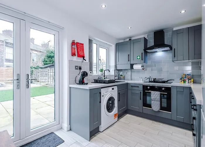 Stylish 2br House For 4 In With Parking *