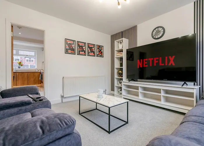 Spacious 4 Bed Ideal For Business & Long Term Stays, Free Parking Guest house