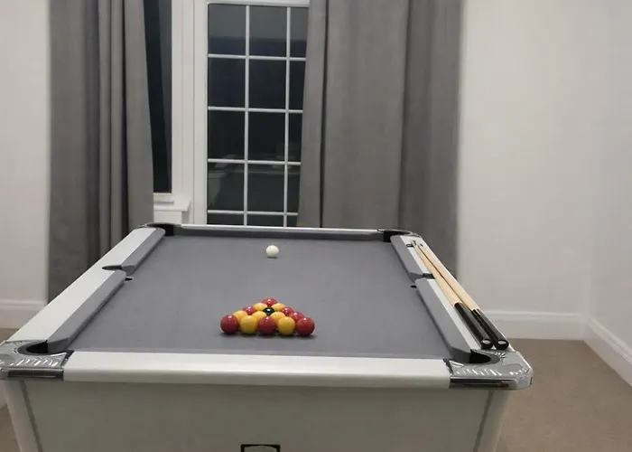 A Modern 3-bed In M25, Willa Manchester