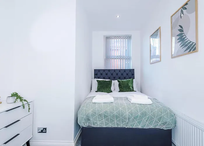 Дом отдыха 3 Bedroom Town House - Etihad Stadium - Free Parking *