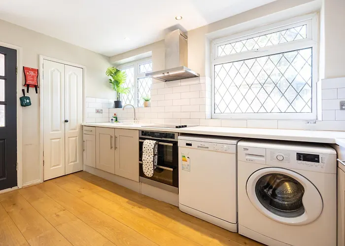 3-bed Didsbury M20 Parking Long Holiday home *