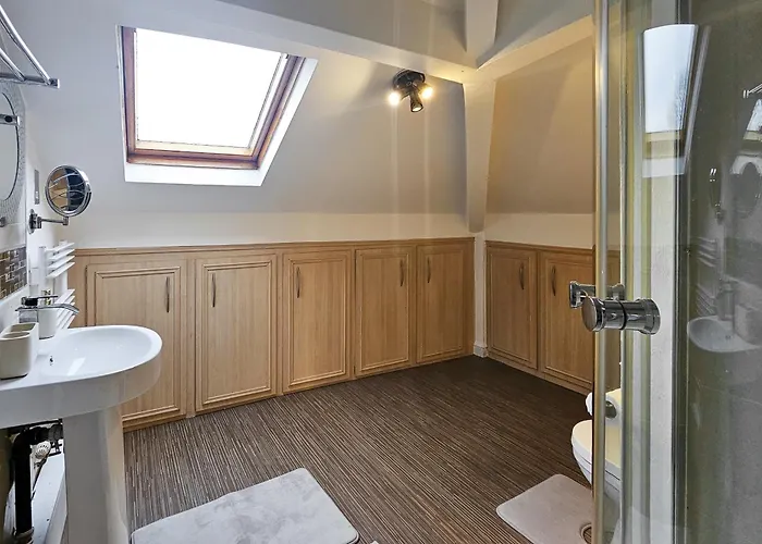 Massive And Stylish 5 Bed House - Sleeps 13 - Free Parking *