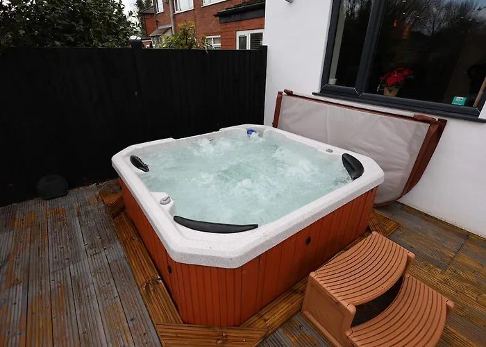 Stunning Family With Hot Tub In Worsley 펜션 *