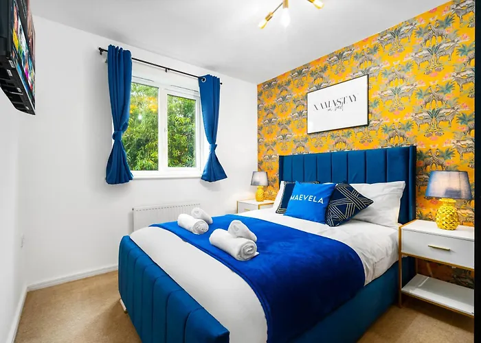 Stylish Manchester 4 Bed House With Garden - 4 Doubles Beds & 1 Single Bed - Sleeps 9 - Salford - Free Parking - Smart Tvs In Every Bedroom - Free Netflix - 6 Min To City Centre, Close To Trafford Centre, Etihad Stadium, Manchester Arena, Clubs & Mor Дом отдыха Манчестер