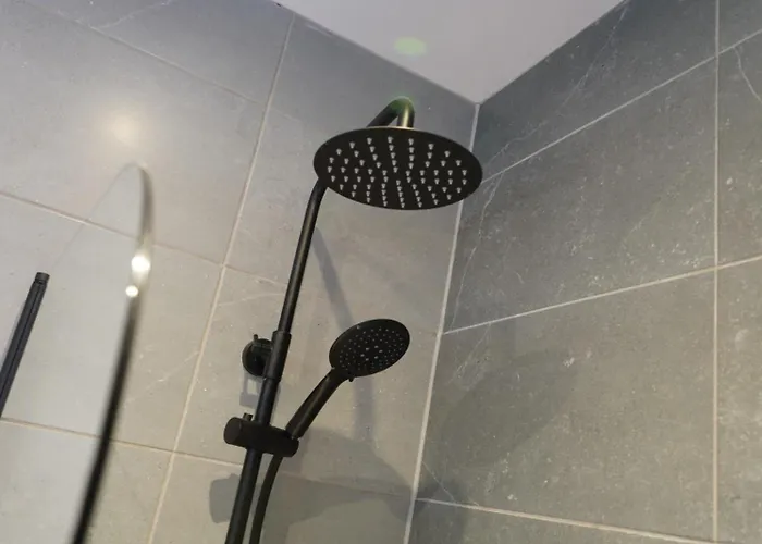 Spacious 3-bedroom Near Centre With Parking Prázdninový dům *