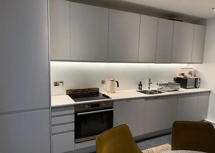 Stylish Townhouse With Parking - Pass The Keys 맨체스터