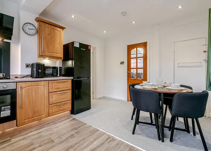 Spacious 4 Bed Ideal For Business & Long Term Stays, Free Parking Guest house *