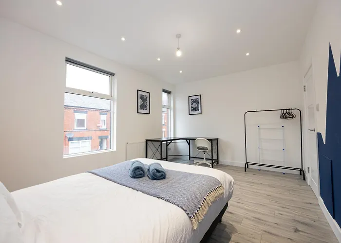 Spacious 4br Perfect For Groups & Contractors Manchester