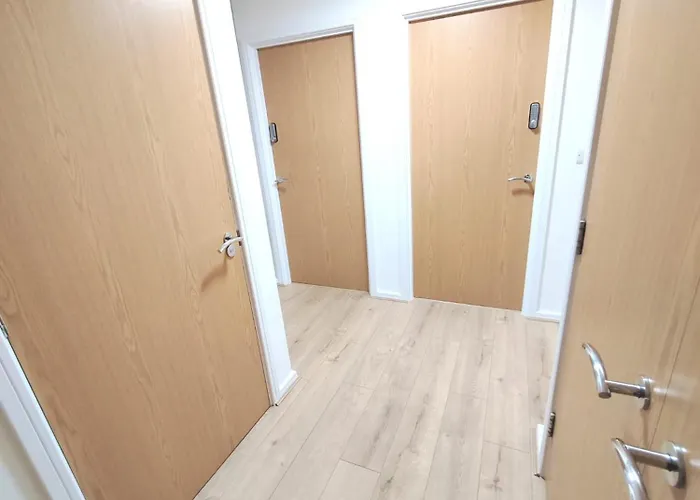 Modern Private In Shared 2 Bed Flat Camp St