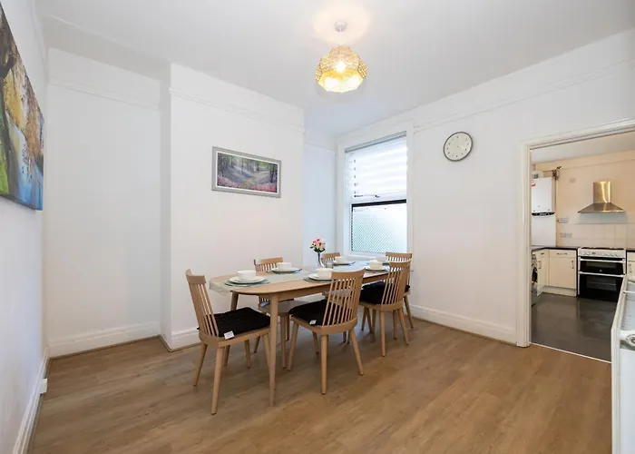 Steps From Old Trafford - Modern * Manchester