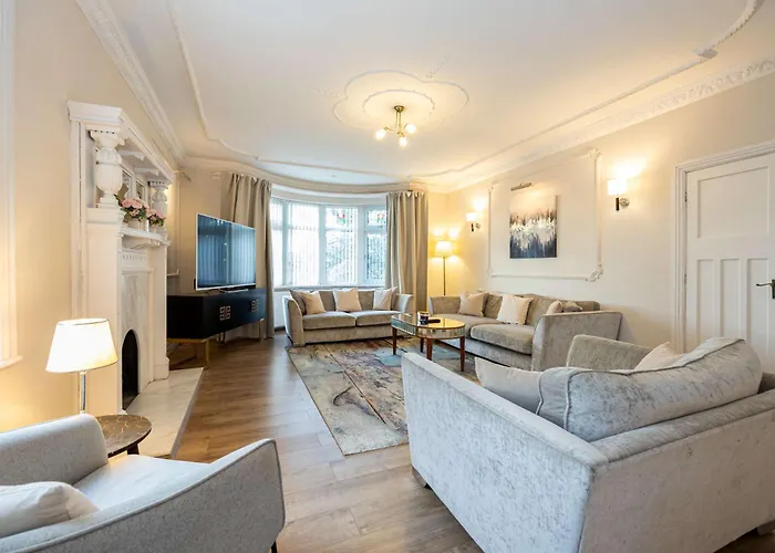 Detached House In Prestwich Sleeps 10 With Parking Holiday home