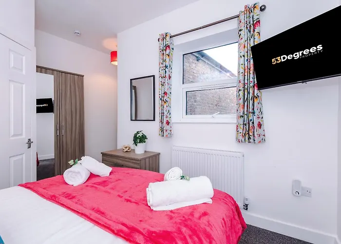 Modern 6 Bed House With Ensuites By 53 Degrees Property, Perfect For Business And Groups