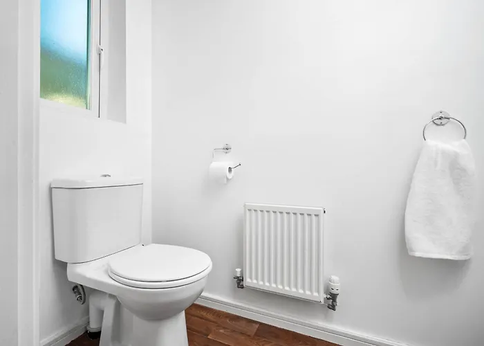 Stylish 4 Bed House With Garden - 4 Doubles Beds & 1 Single Bed - Sleeps 9 - Salford - Free Parking - Smart Tvs In Every Bedroom - Free Netflix - 6 Min To Centre, Close To Trafford Centre, Etihad Stadium, Arena, Clubs & Mor Vakantiehuis *