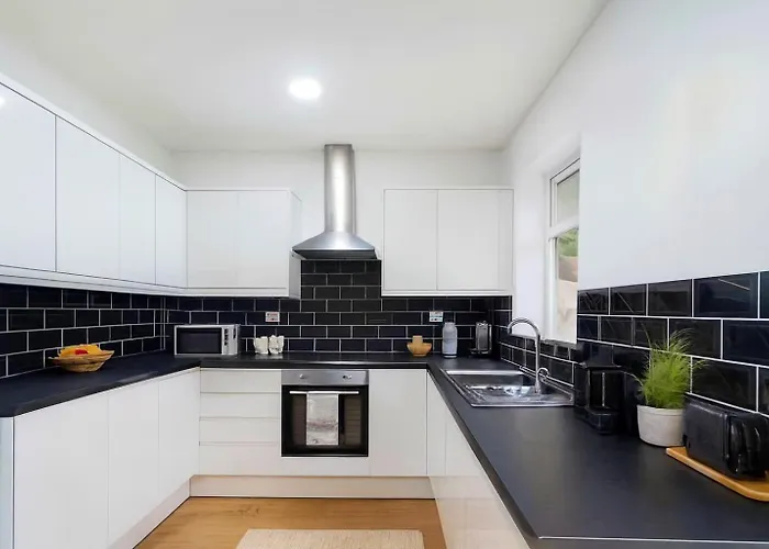 Дом отдыха Newly Built 4-bed Semi-detached 2 Baths, Near Манчестер