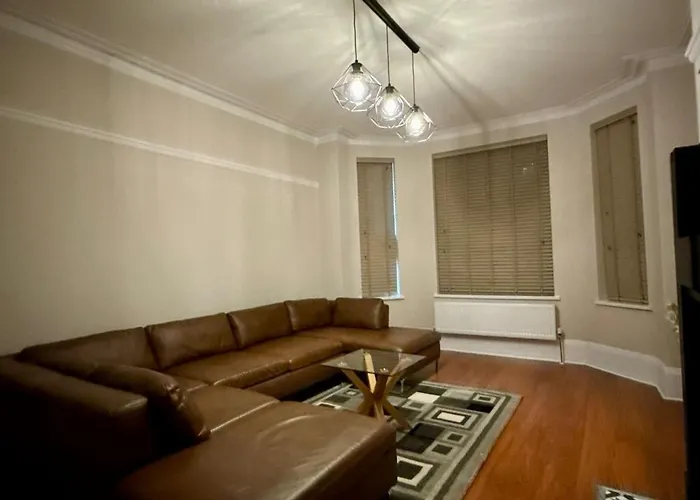 Large Luxury 4 Bedroom With Parking 맨체스터