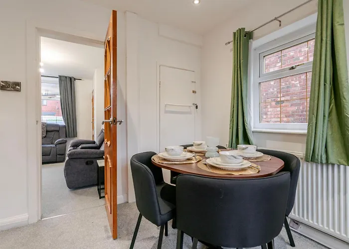 Spacious 4 Bed Ideal For Business & Long Term Stays, Free Parking *