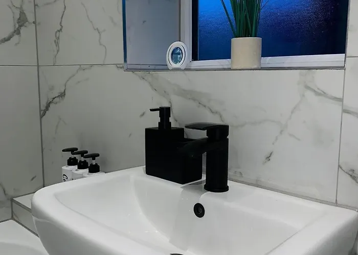 Modern 3-br On Edge Of Center With Free Parking * Manchester