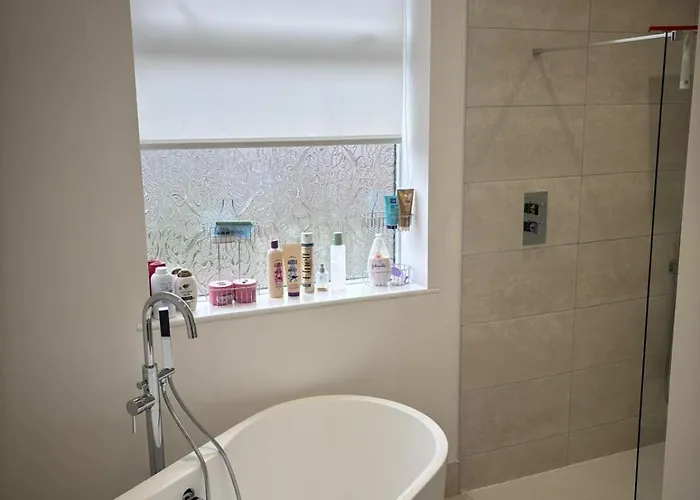 A Modern 3-bed In M25, *