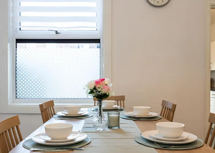 Steps From Old Trafford - Modern Tatil Evi