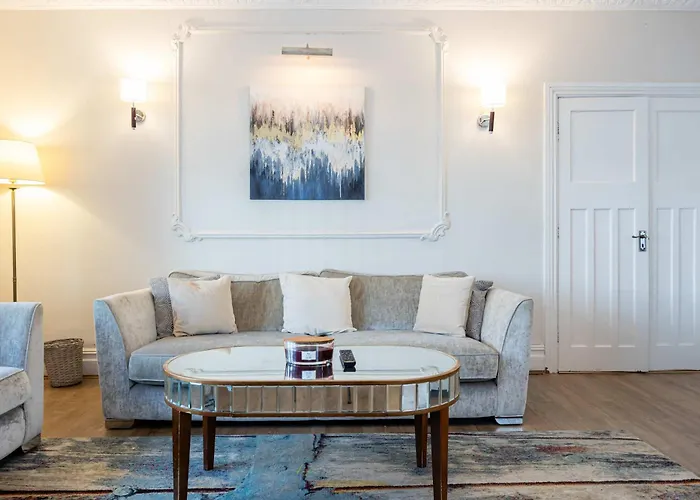 Detached House In Prestwich Sleeps 10 With Parking *