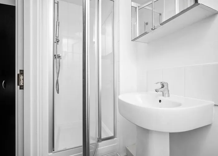 펜션 Stylish Manchester 4 Bed House With Garden - 4 Doubles Beds & 1 Single Bed - Sleeps 9 - Salford - Free Parking - Smart Tvs In Every Bedroom - Free Netflix - 6 Min To City Centre, Close To Trafford Centre, Etihad Stadium, Manchester Arena, Clubs & Mor 맨체스터