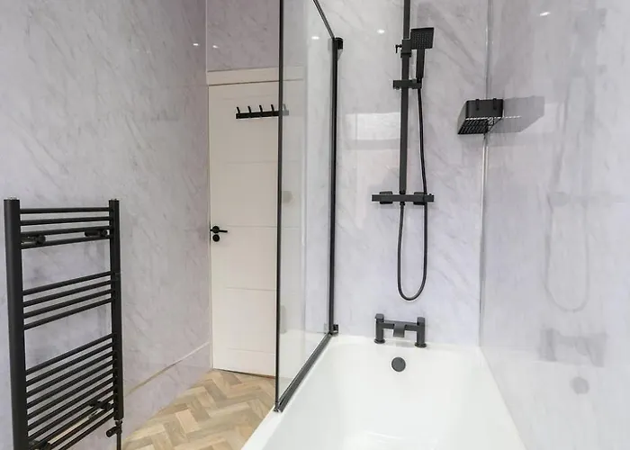 Entire House With Two Self-contained Flats マンチェスター