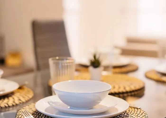 度假居 3 Bedroom House In Salford - Sleeps 6 Guests, Contractors, Groups, Families, Business, Leisute & Relocation Welcome, 15 Minutes From Centre, Fast Wi-fi, Smart Tv In Each Bedroom & Free Parking, Long And Short Welcome 曼彻斯特