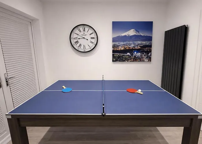 Boutique Home Mcr With Games Table, Sleeps 9 * Manchester