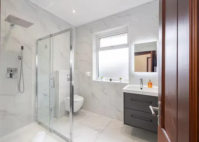 Modern & Spacious 4-bedroom Home, Family & Contractor Friendly, *