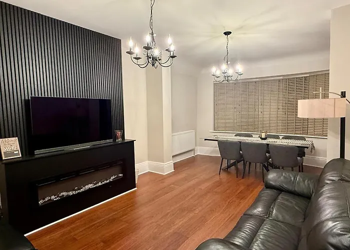 Large Luxury 4 Bedroom With Parking Holiday home *