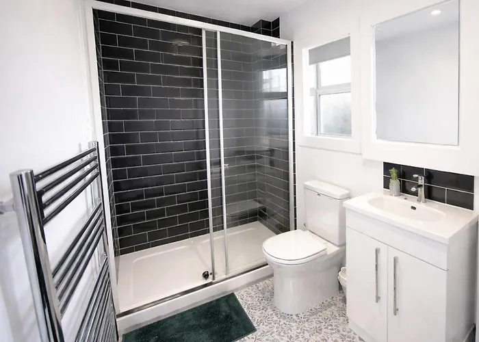 Home, Sleeps 6, Contractor Friendly, Free Parking * 맨체스터