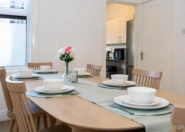 Steps From Old Trafford - Modern Μάντσεστερ