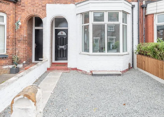 Stylish Comfort Retreat - Salford, Sleeps 8 Tatil Evi *