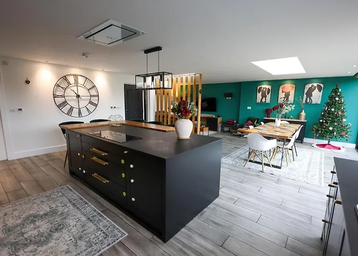 Stunning Family With Hot Tub In Worsley