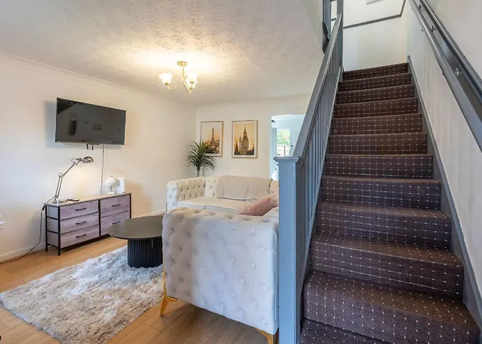 Holiday home 2br House Contractors Parking Wifi *