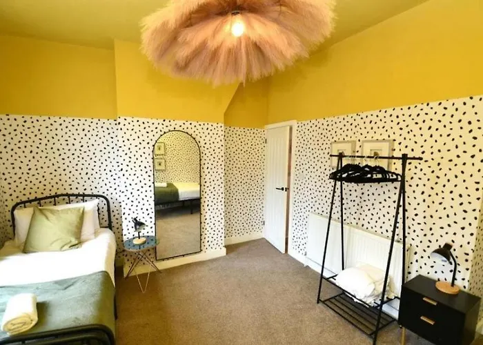 Getaway Bright & Spacious With Parking Manchester