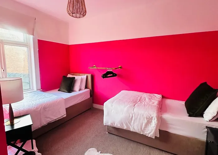 بيت للعطل Getaway Bright & Spacious With Parking مانشستر