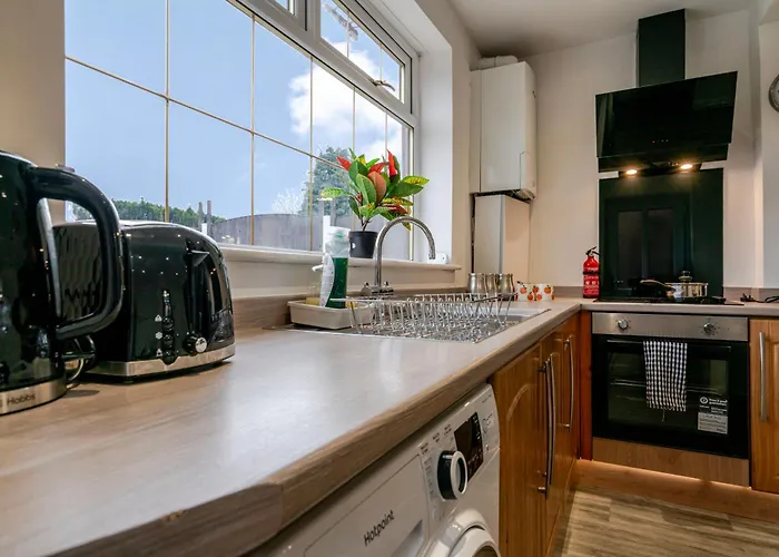 Guest house Spacious 4 Bed Ideal For Business & Long Term Stays, Free Parking *