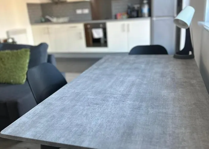 New Private In Shared 2 Bed Flat Delta Point *