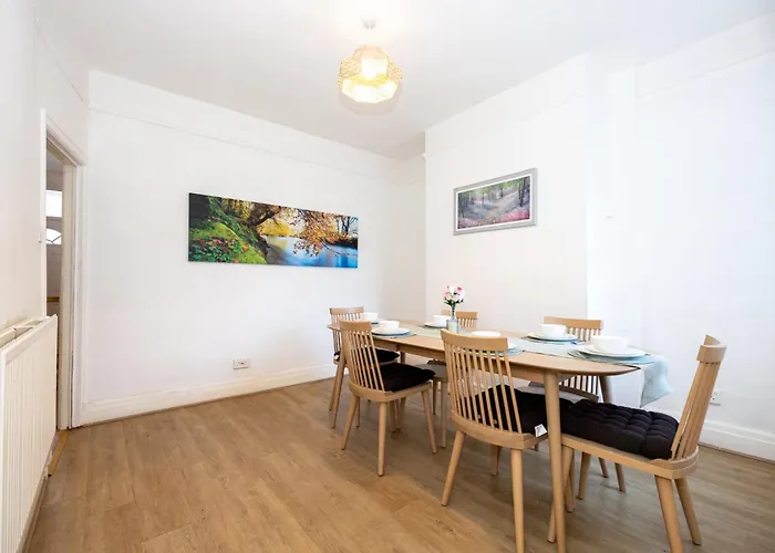 Steps From Old Trafford - Modern Mánchester